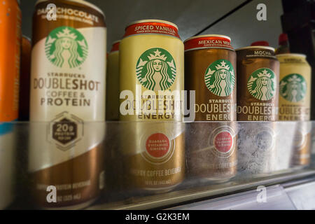 Dosen von Starbucks-Kaffee in einem Convenience-Store in New York am Dienstag, 24. Mai 2016. Kaffeemaschinen sind ihr Gewicht in Dosen und Flaschen Kaffee werfen, sowohl kalt Brauen und traditionell in der Hoffnung, dass Verbraucher die Modeerscheinung aufgreifen werden. Ready-to-Drink Kaffee-Verkauf in den USA sind in den letzten fünf Jahren im zweistelligen Bereich gewachsen. (© Richard B. Levine) Stockfoto