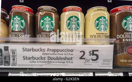 Dosen von Starbucks-Kaffee in einem Convenience-Store in New York am Dienstag, 24. Mai 2016. Kaffeemaschinen sind ihr Gewicht in Dosen und Flaschen Kaffee werfen, sowohl kalt Brauen und traditionell in der Hoffnung, dass Verbraucher die Modeerscheinung aufgreifen werden. Ready-to-Drink Kaffee-Verkauf in den USA sind in den letzten fünf Jahren im zweistelligen Bereich gewachsen. (© Richard B. Levine) Stockfoto