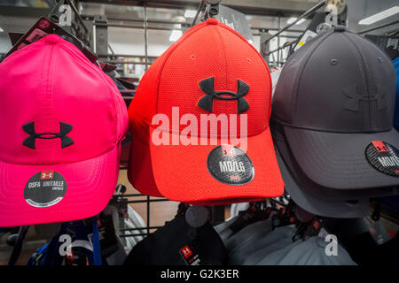 Unter Panzerung waren in ein Sportgeschäft in New York am Freitag, 27. Mai 2016. Under Armour wird berichtet, dass in Gesprächen zu öffnen, einen Flagship-Store in der General Motors Building in den Raum ehemals besetzten von FAO Schwarz. Apple wird berichtet, dass in einem Teil des Raumes auch interessieren. (© Richard B. Levine) Stockfoto