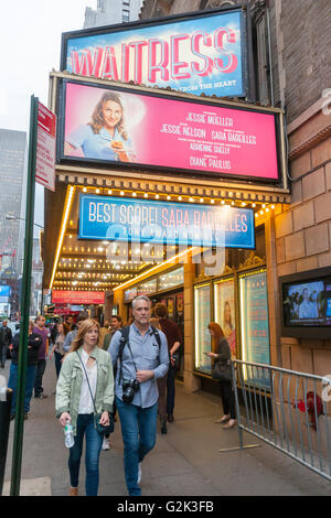 Theaterbesucher außerhalb der Brooks Atkinson Theatre zu sehen, dass "Kellnerin" in New York für Broadway auf Dienstag, 24. Mai 2016 zeigt. Wieder einmal war die 2015-2016 Broadway-Spielzeit der höchsten Einspielergebnis Saison in der Geschichte nach der The Broadway League mit Publikum anwesend um 1,6 Prozent über letzte Saison und Abendkasse Grosses um 0,6 Prozent. (© Richard B. Levine) Stockfoto