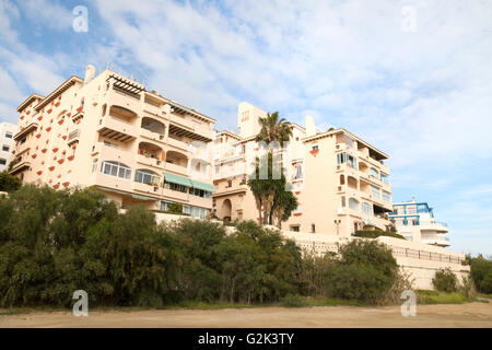 Holiday Apartmentblock am Strand, Estepona, Costa Del Sol, Andalusien Spanien Stockfoto