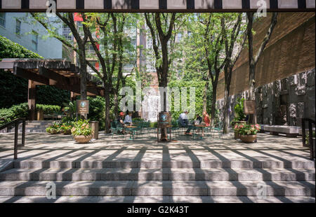 Greenacre Park, eine Weste Pocket-Park im Osten 51 St. in Midtown in New York am Samstag, 28. Mai 2016. Der kleine Park ist ein privat geführtes öffentlicher Raum (POPS). (© Richard B. Levine) Stockfoto