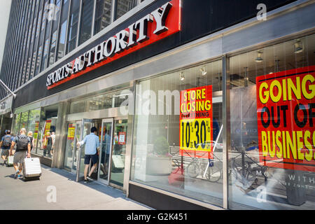 Sales bei einem Sports Authority Store in New York auf Samstag, 28. Mai 2016 schließen. Die Kette ist in den Prozess der Liquidation und wird allen 450 Filialen geschlossen werden. (© Richard B. Levine) Stockfoto