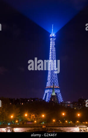 PARIS, Frankreich-NOVEMBER 16:Eiffel Turm leuchtenden blau beleuchtet in der Nacht auf den 16. November 2009, in Paris, Frankreich Stockfoto