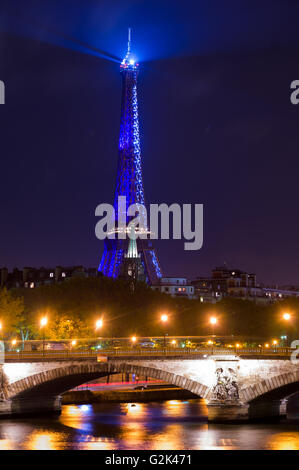 PARIS, Frankreich-NOVEMBER 16:Eiffel Turm leuchtenden blau beleuchtet in der Nacht auf den 16. November 2009, in Paris, Frankreich Stockfoto