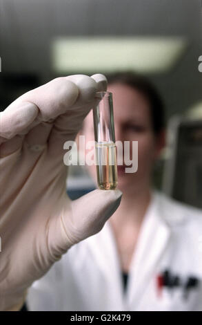 Techniker-Ansichten-Beispiel im Reagenzglas Stockfoto