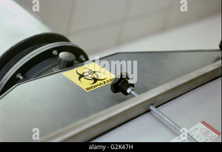 Biohazard Warnschilds am Labor-Equipment Stockfoto