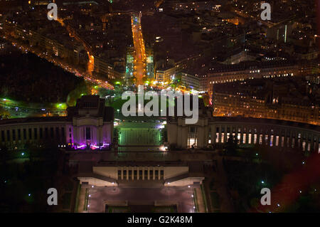Nacht-Luftaufnahme der Stadt Paris und Seine Fluss erschossen auf der Oberseite Eiffelturm Stockfoto