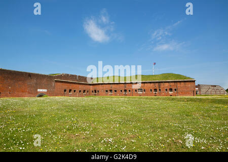 Niedrigen Winkel gedreht über die Weite des grünen Blick auf Fort Nelson auf Portsdown Hügel in der Nähe von Portsmouth. Stockfoto