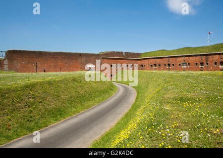 Geschwungene Kurve in einen tiefen Graben in Richtung Haupteingang des viktorianischen Fort Nelson auf Portsdown Hügel in der Nähe von Portsmouth Stockfoto