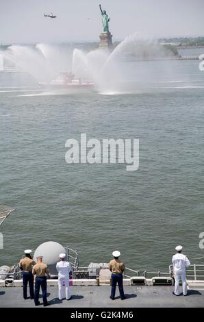 US Marines und Matrosen an Bord der amphibischen Angriff USS Bataan Mann die Schienen Schiff begrüssen die Freiheitsstatue während der Parade der Schiffe Bestandteil der jährlichen Fleet Week 25. Mai 2016 in New York City, New York. Stockfoto