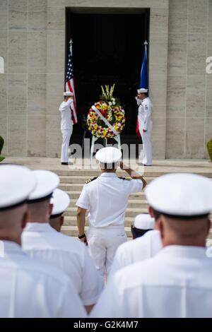 US Navy Matrosen aus geführte Flugkörper Zerstörer USS Stockdale Ehren philippinische und amerikanische Seeleute verloren ihr Leben im zweiten Weltkrieg, während eine Kranzniederlegung am amerikanischen Friedhof und Denkmal 23. Mai 2016 in Manila, Philippinen. Stockfoto