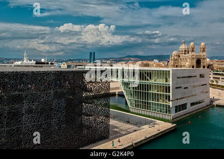 Das Mucem Museum von Rudy Ricciotti und Roland Carta, die Villa Mediterranee und der großen Kathedrale, Marseille, Bouches du Rhön Stockfoto