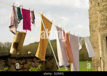 Wäsche auf einer Wäscheleine Stockfoto