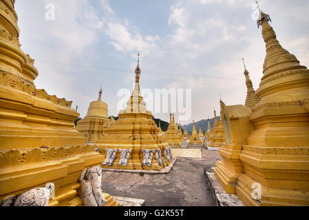 Goldene stupas an Nget Pyaw Taw Paya (Pagode), Pindaya, Myanmar (Burma), Asien Stockfoto