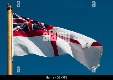 Die White Ensign Die Flagge der Royal Navy, die durch Kriegsschiffe, U-Boote und Betriebe geflogen ist. Stockfoto