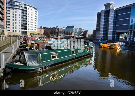 Leeds Dock, schmale Boote, Wasser-Taxi und das Royal Armouries Museum Stockfoto