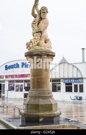 Nertune-Statue auf einem nassen windigen Tag Lowestoft Stockfoto