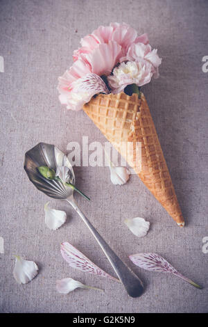 Rosa Nelken in Eis Waffelhörnchen, selektiven Fokus Stockfoto