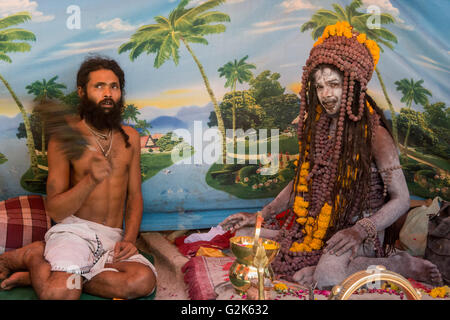 Naga Sadhu mit Anhänger in Akhara, Ujjain Kumbh Mela 2016 Stockfoto