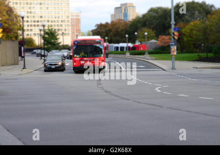 Miniatur-Bild eines Busses in der Ampel warten. Stockfoto