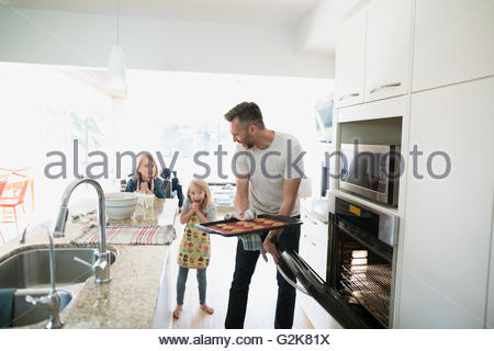 Vater und Töchter Backen in Küche