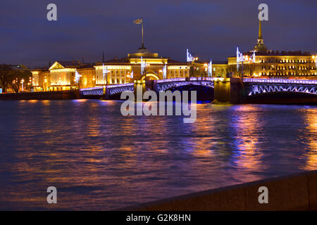 Nachtansicht, beleuchtete Palace-Brücke über den Fluss Newa in St. Petersburg, Russland Stockfoto