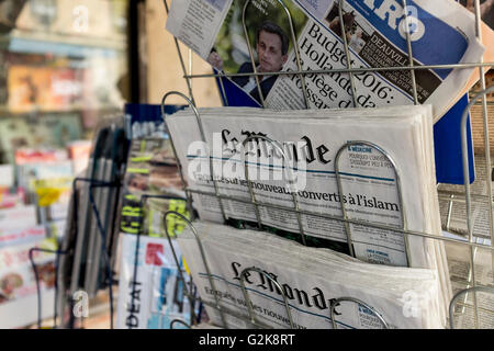 Französische Zeitung Le Monde auf einem Stand ein Zeitschriftenladen, Avignon, Vaucluse, Vaucluse, Provence-Alpes-Côte d ' Azur, Frankreich Stockfoto