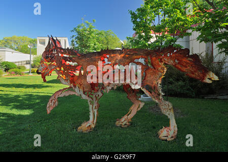 Wolf-Skulptur namens "Zwischen Hund Wolf" in St Bonifatius Skulptur Garten Büro Festival du Voyageur St Boniface Winnipeg Stockfoto