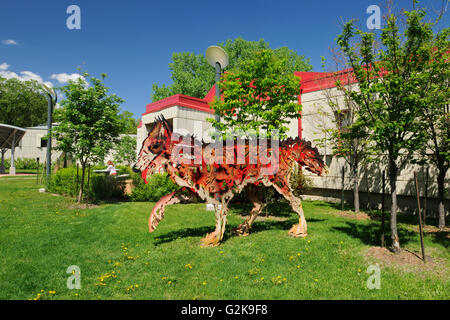 Wolf-Skulptur namens "Zwischen Hund Wolf" in St Bonifatius Skulptur Garten Büro Festival du Voyageur St Boniface Winnipeg Stockfoto