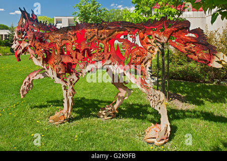 Wolf-Skulptur namens "Zwischen Hund Wolf" in St Bonifatius Skulptur Garten Büro Festival du Voyageur Saint Boniface Winnipeg Stockfoto