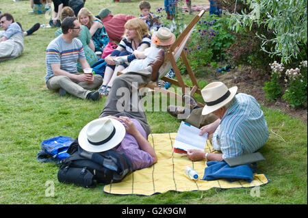 Entspannen Sie sich auf dem Rasen an Hay Festival 2016 zwei Männer Stockfoto