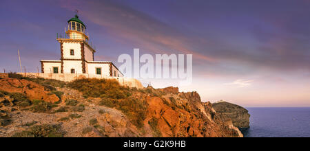 Τhe Leuchtturm in Akrotiri - Landzunge - bei Sonnenuntergang auf Santorin, Kykladen, Griechenland Stockfoto