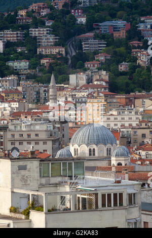 Draufsicht der Heiligen Spyridon Kirche, serbisch-orthodoxen Kirche in Triest, Italien. Stockfoto