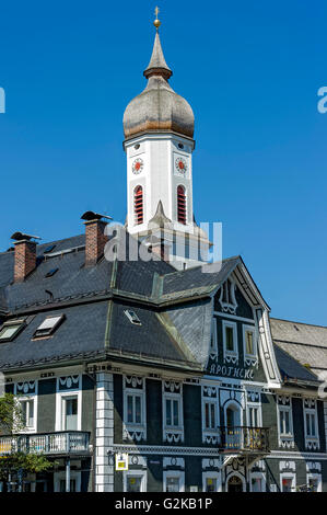 Glockenturm der barocken Kirche St. Martin, aufgeführten alte Apotheke, Patrizierhaus im Stil Empire, Klassizismus, Garmisch Stockfoto