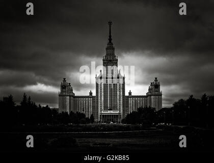 Hauptgebäude und Spire gegen ominösen Himmel, Lomonossow-Universität Moskau, Moskau, Russland Stockfoto