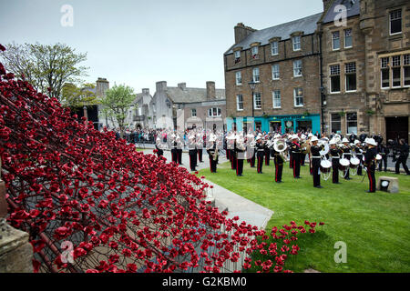 Die Band der Royal Marines spielen außerhalb St. Magnus Cathedral in Kirkwall, Orkney, vor einen Service anlässlich die Hundertjahrfeier der Schlacht von Jütland. Stockfoto