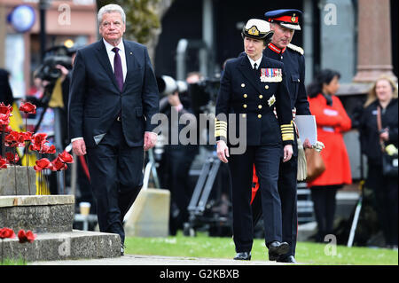 Bundespräsident Joachim Gauck (links), besuchen Sie die Princess Royal und Lord Lieutenant von Orkney Bill Spence einen Service anlässlich die Hundertjahrfeier der Schlacht von Jütland in St. Magnus Cathedral in Kirkwall, Orkney. Stockfoto