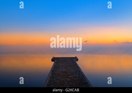 Dock im Nebel bei Sonnenaufgang auf Stör Lake Williamson Provincial Park-British Columbia-Kanada Stockfoto