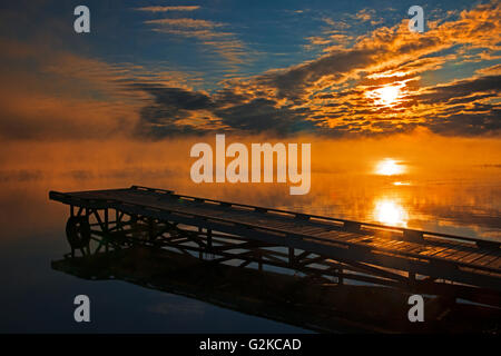 Dock im Nebel bei Sonnenaufgang auf Stör Lake Williamson Provincial Park-British Columbia-Kanada Stockfoto