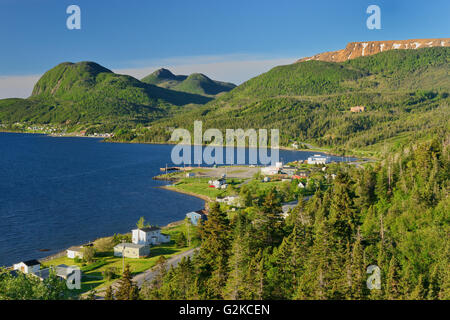 Dorf von Woody Point aus hohen Aussichtspunkt und Bonne Bay Gros Morne National Park & Labrador Neufundland Kanada Stockfoto