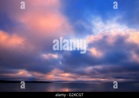 Wolken bei Sonnenaufgang auf dem Atlantischen Ozean Kanal-Port Aux Basken & Labrador Neufundland Kanada Stockfoto