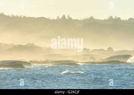 Nebel bei Sonnenaufgang entlang der Atlantischen Ozean Peggys Cove Nova Scotia Kanada Stockfoto