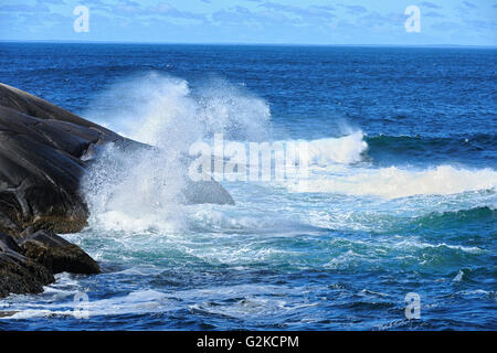 Wellen an der felsigen Küste des Atlantischen Ozean Peggys Cove Nova Scotia Kanada Stockfoto