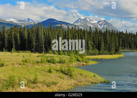 Takhini River und Tal mit Coast Mountains im Hintergrund Alaska Highway Yukon Kanada Stockfoto