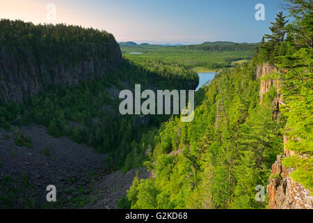 Ouimet Canyon mit Blick auf Lake Superior Ouimet Canyon Provincial Park Ontario Kanada Stockfoto