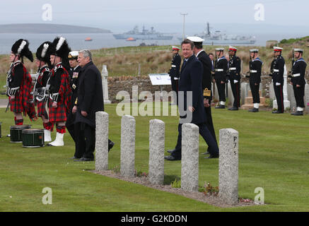 (Links nach rechts) Die Princess Royal, Bundespräsident Joachim Gauck und Premierminister David Cameron besuchen einen Service zu Lyness Friedhof auf der Insel Hoy, Orkney, anlässlich die Hundertjahrfeier der Schlacht von Jütland. Stockfoto