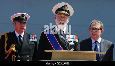 Prinz Michael von Kent (Mitte) spricht wie eine Zeremonie findet erneut die Lotterie finanziert Wiederherstellung der HMS Caroline und Gedenken an die Schlacht von Jütland Hundertjahrfeier am Alexander Dock in Belfast. Stockfoto