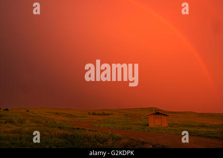 Regenbogen und Einstellung Sun Prairie Sturm. Saskatchewan Kanada West Block Grasslands National Park Stockfoto