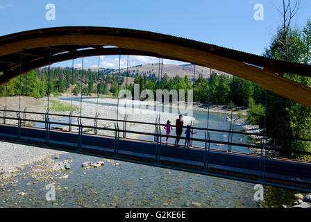 Frau junge Töchter genießen Sie eine Wanderung entlang der Bridge of Dreams in Princeton im Similkameen Region British Columbia Kanada MR022 Stockfoto